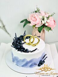 Свадебный торт с веточками лаванды
