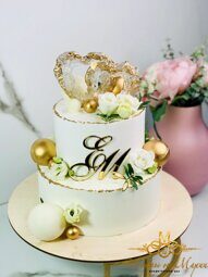 Свадебный торт с хрустальными сердцами