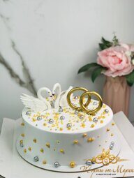 Торт свадебный с лебедями