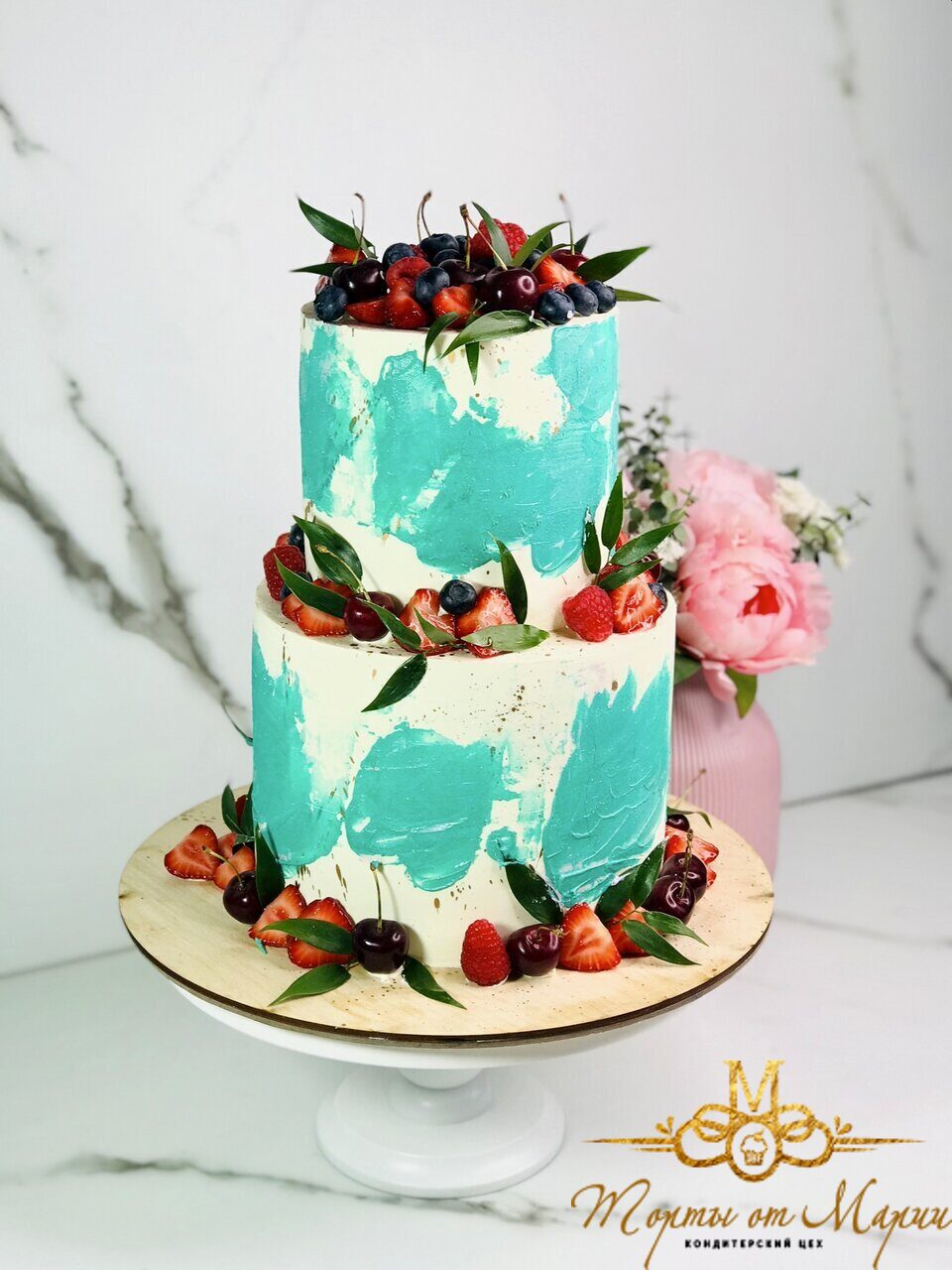 Свадебный торт с ягодным венком