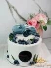 Торт с машиной и ягодным декором