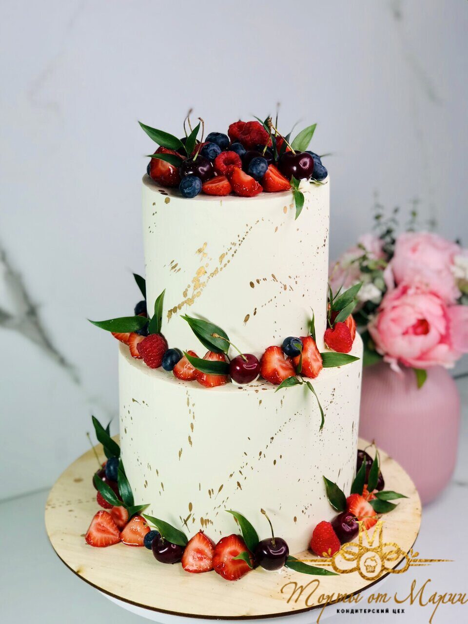 Свадебный торт с ягодным венком