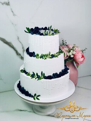 Свадебные торты с ежевикой и голубикой