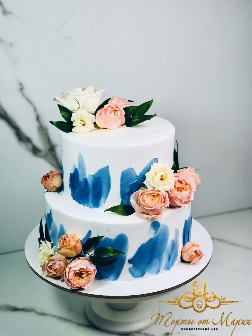 Свадебный торт с голубыми мазками и розами