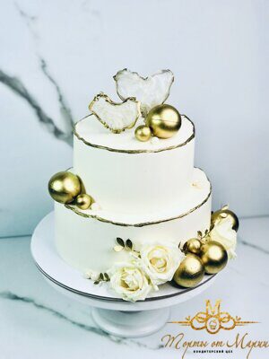 Свадебный торт с золотыми шарами