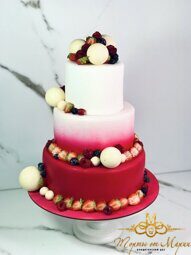 Свадебный торт с шарами и ягодами